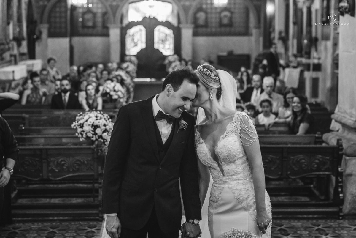 casamento catolico em santos na igreja santo antonio do valongo cerimonia classica noiva com matilha de quarto metros 