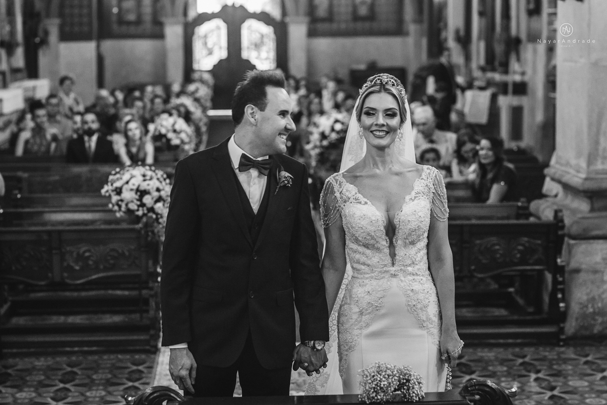 casamento catolico em santos na igreja santo antonio do valongo cerimonia classica noiva com matilha de quarto metros 