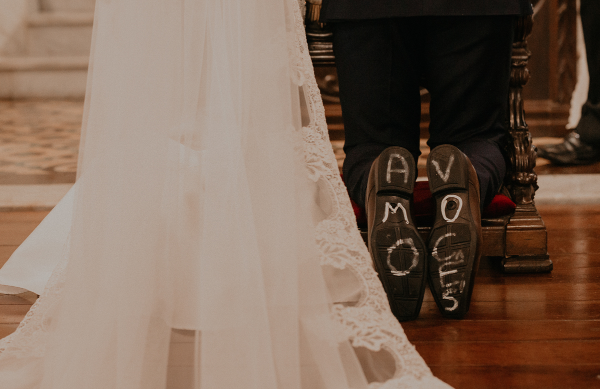 casamento catolico em santos na igreja santo antonio do valongo cerimonia classica noiva com matilha de quarto metros 