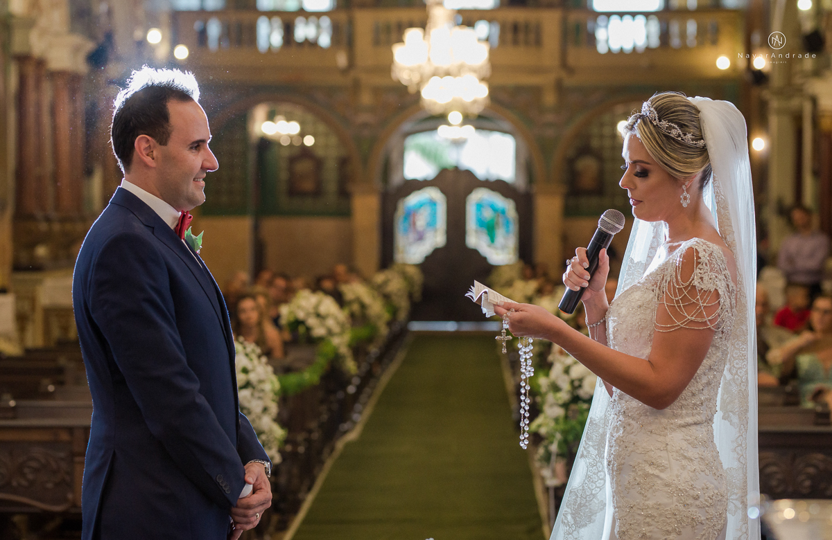 casamento catolico em santos na igreja santo antonio do valongo cerimonia classica noiva com matilha de quarto metros 