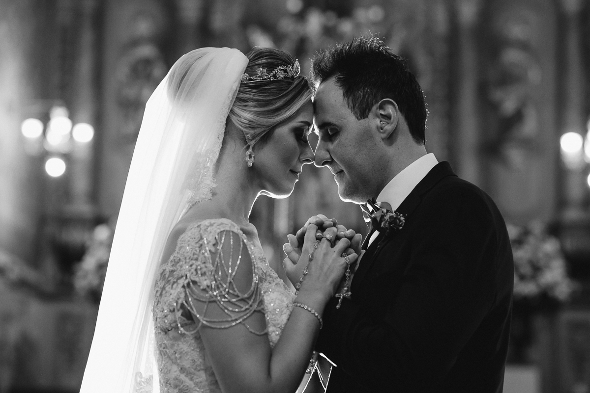 casamento catolico em santos na igreja santo antonio do valongo cerimonia classica noiva com matilha de quarto metros 