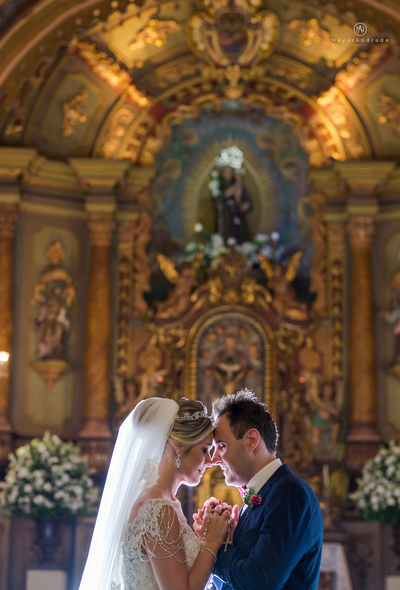 casamento catolico em santos na igreja santo antonio do valongo cerimonia classica noiva com matilha de quarto metros 
