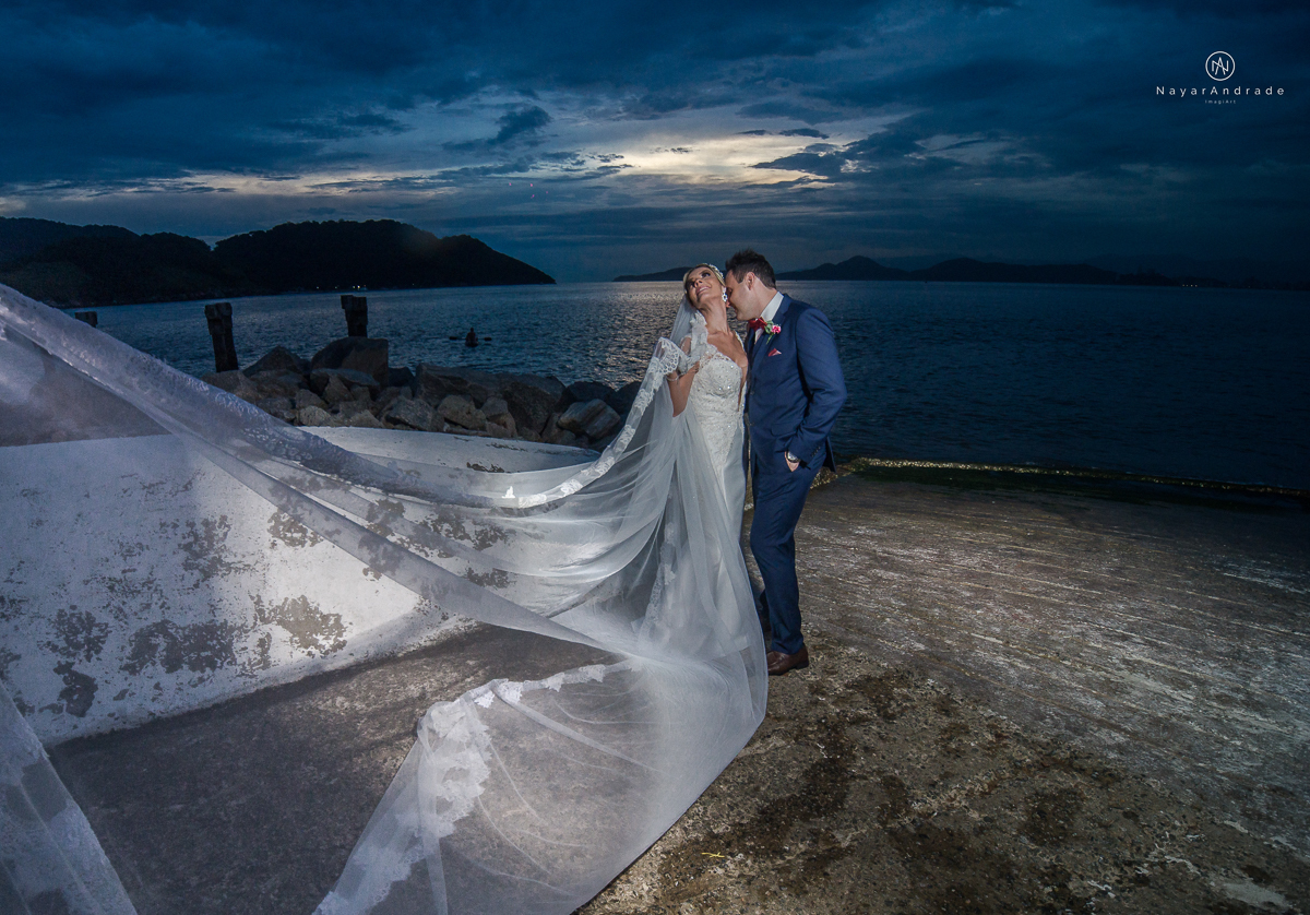 casamento catolico em santos na igreja santo antonio do valongo cerimonia classica noiva com matilha de quarto metros 