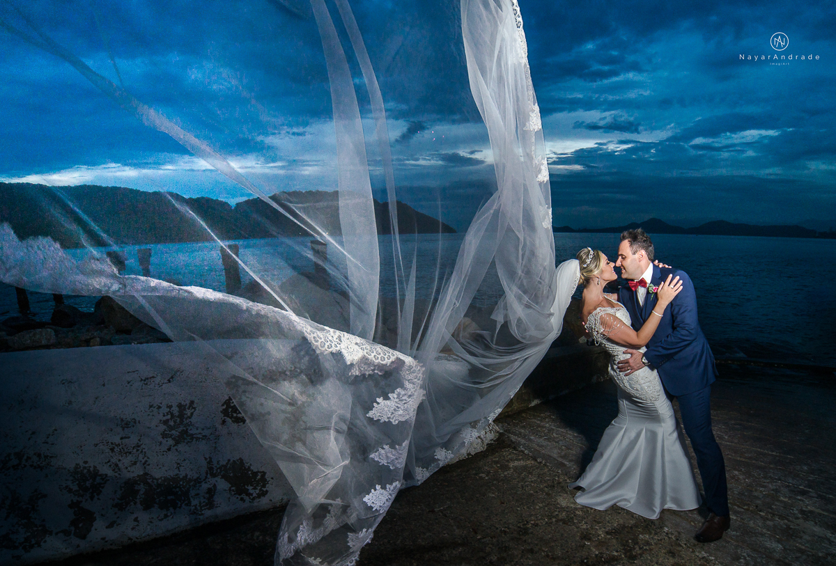 casamento catolico em santos na igreja santo antonio do valongo cerimonia classica noiva com matilha de quarto metros 