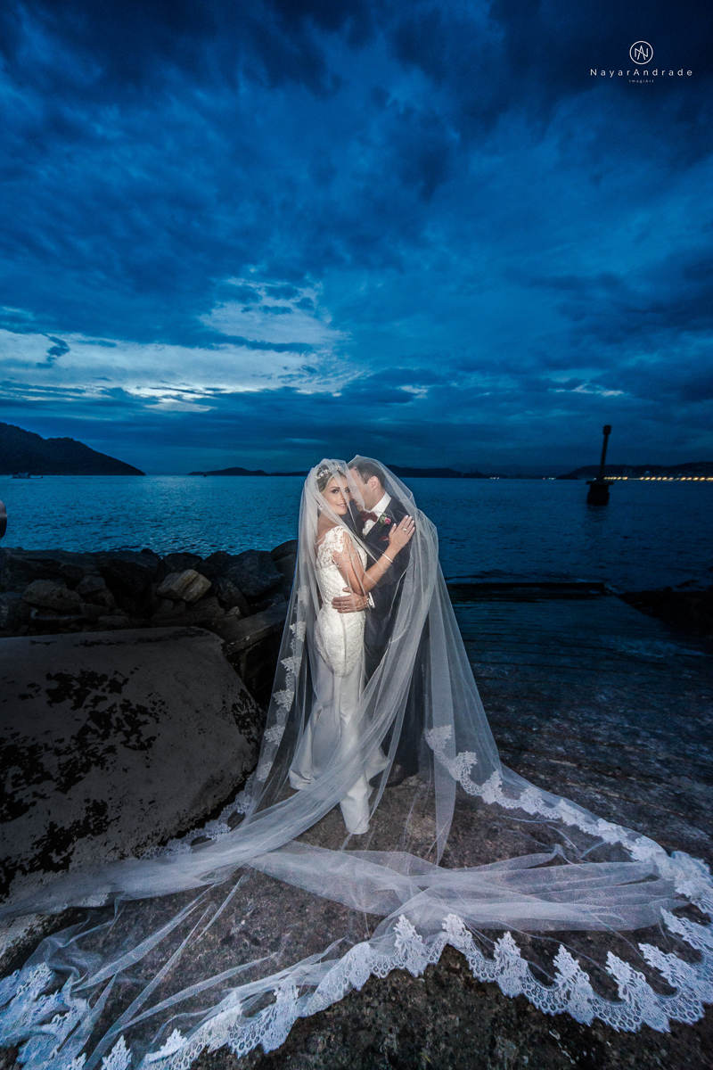 casamento catolico em santos na igreja santo antonio do valongo cerimonia classica noiva com matilha de quarto metros 