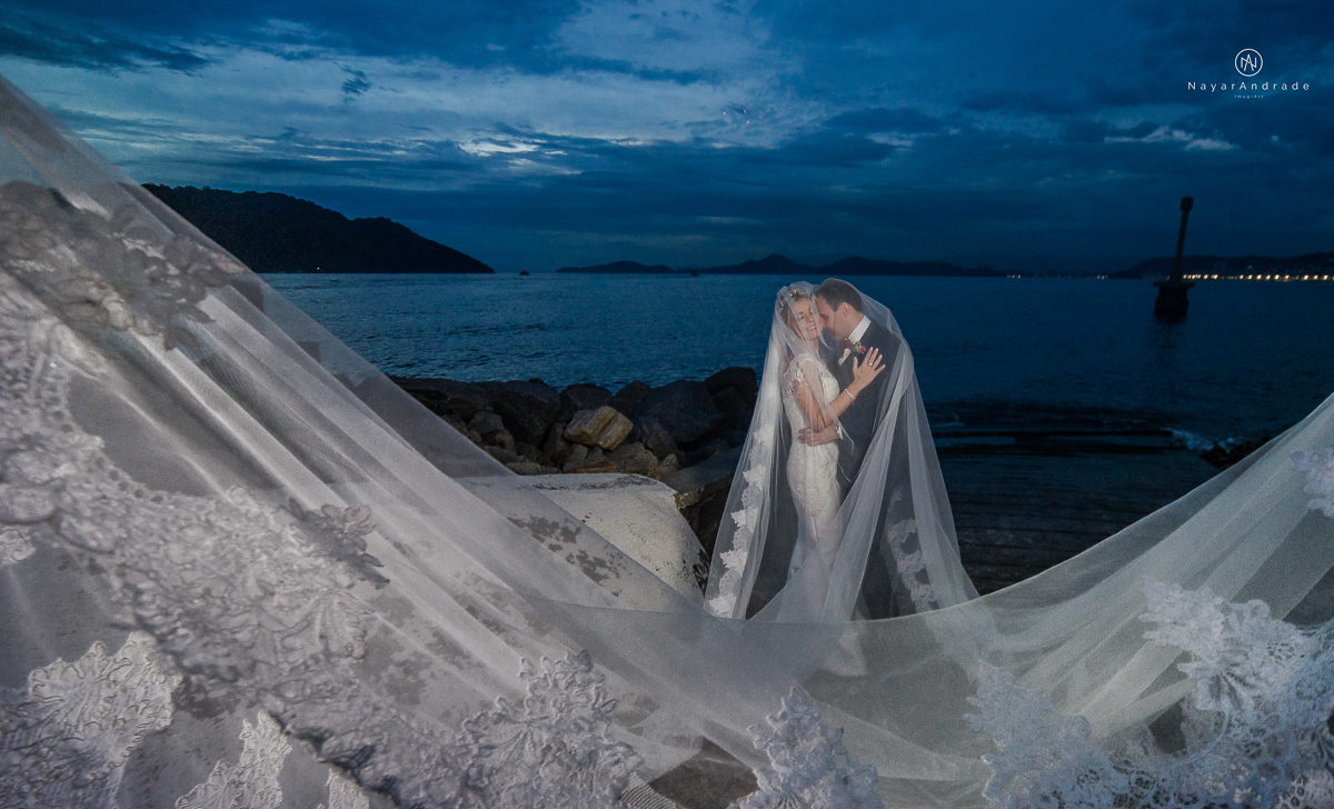 casamento catolico em santos na igreja santo antonio do valongo cerimonia classica noiva com matilha de quarto metros 