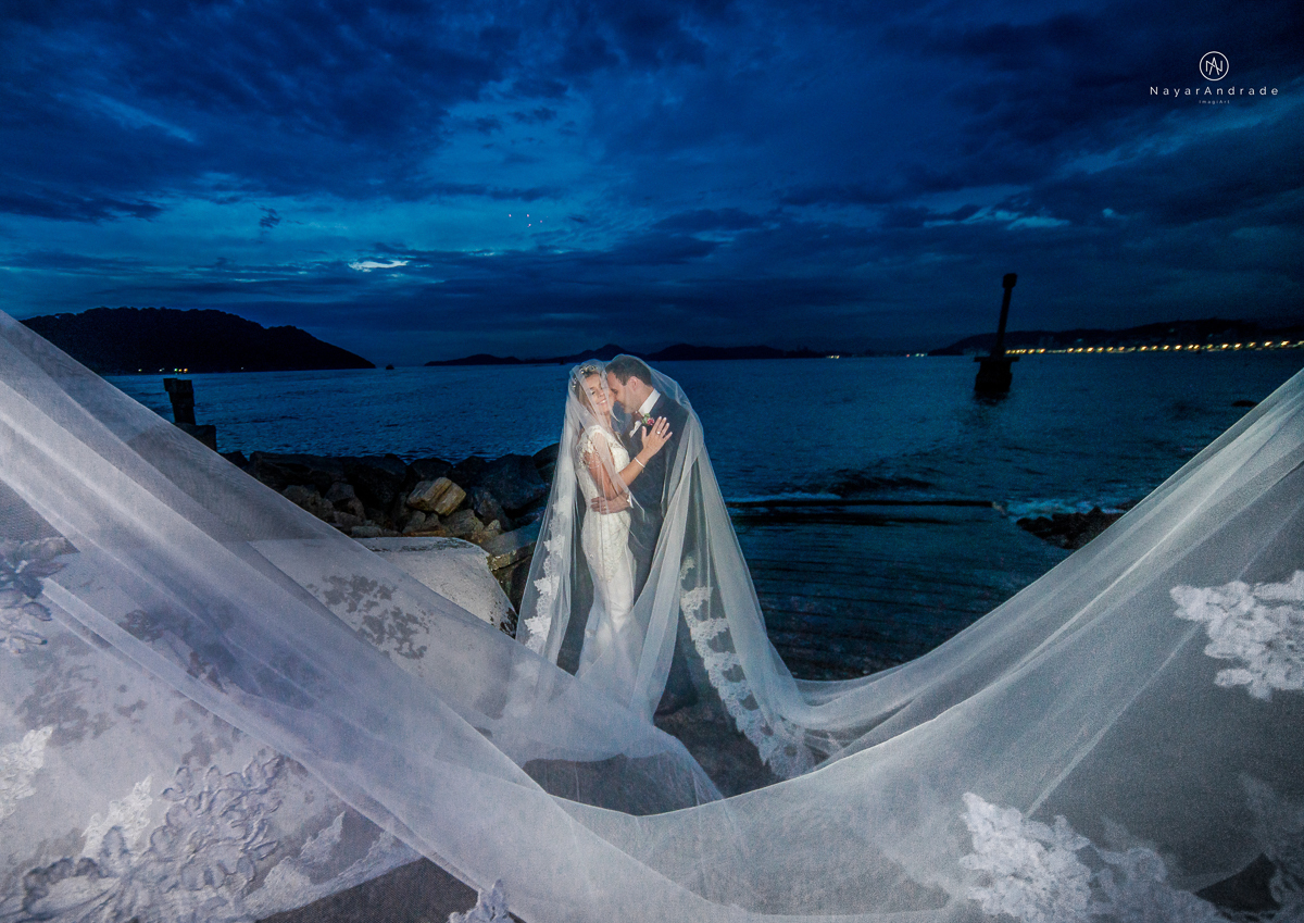 casamento catolico em santos na igreja santo antonio do valongo cerimonia classica noiva com matilha de quarto metros 