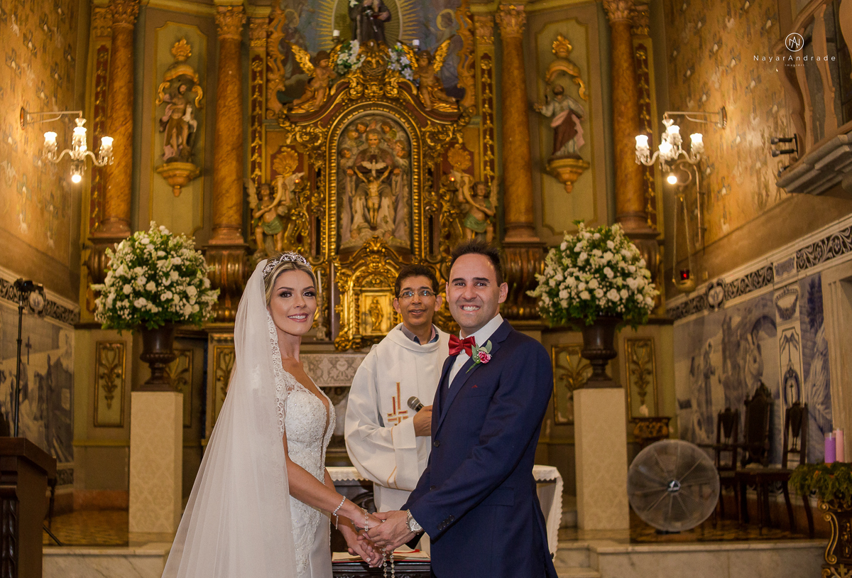 casamento catolico em santos na igreja santo antonio do valongo cerimonia classica noiva com matilha de quarto metros 