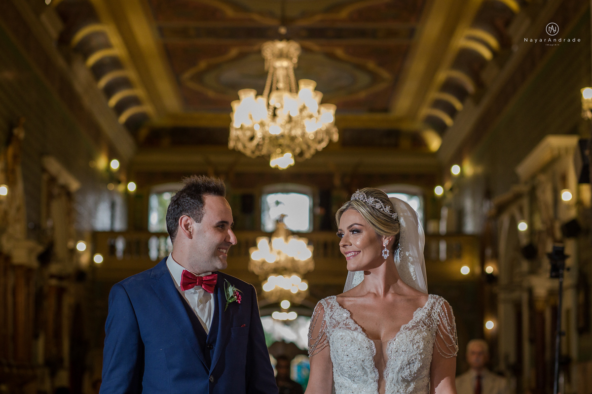 casamento catolico em santos na igreja santo antonio do valongo cerimonia classica noiva com matilha de quarto metros 