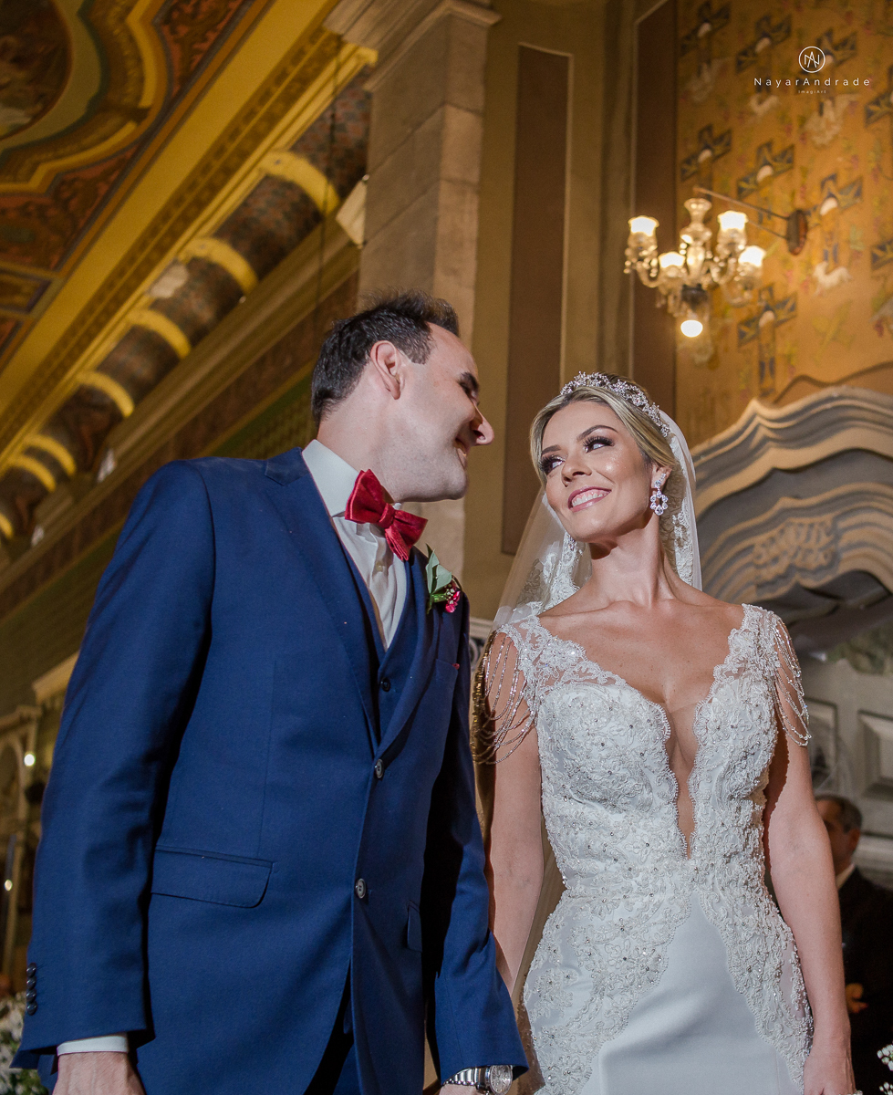 casamento catolico em santos na igreja santo antonio do valongo cerimonia classica noiva com matilha de quarto metros 