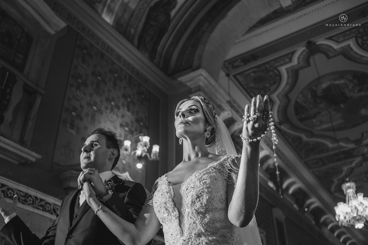 casamento catolico em santos na igreja santo antonio do valongo cerimonia classica noiva com matilha de quarto metros 
