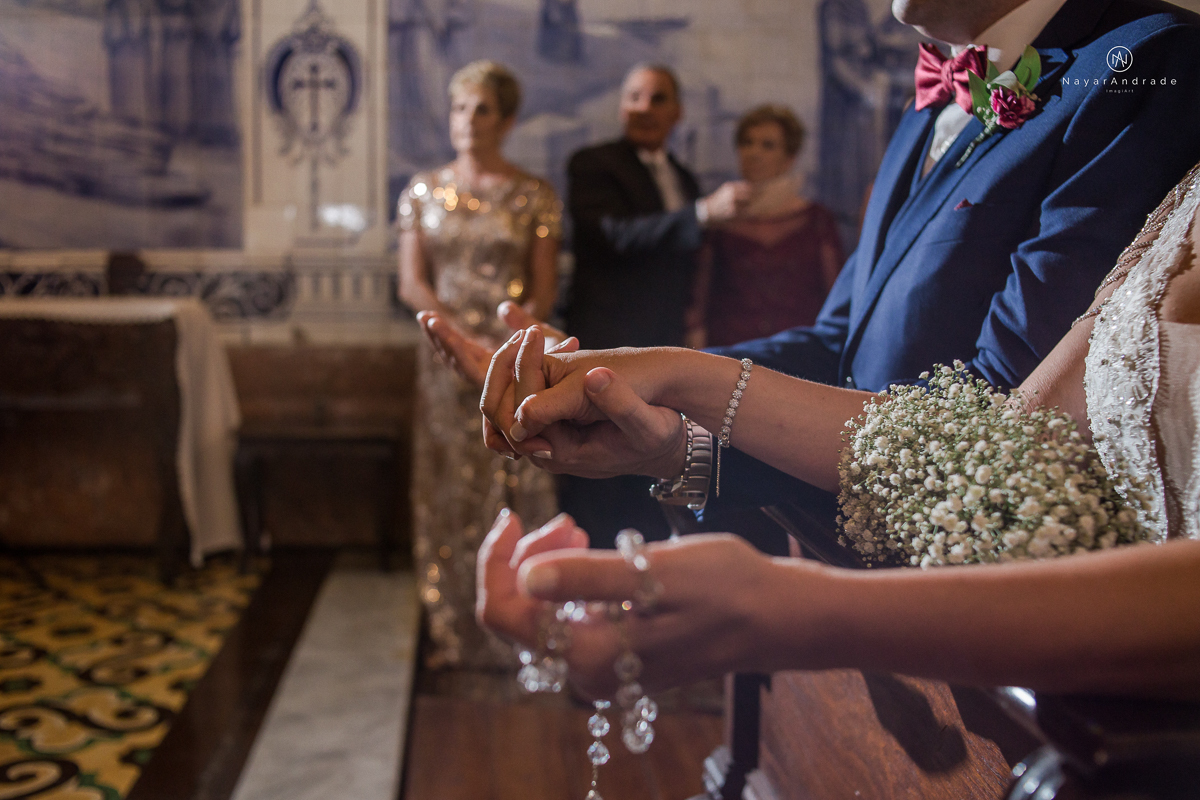casamento catolico em santos na igreja santo antonio do valongo cerimonia classica noiva com matilha de quarto metros 