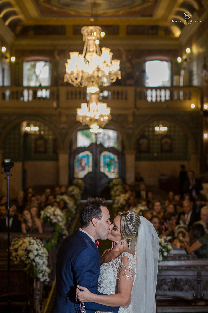 casamento catolico em santos na igreja santo antonio do valongo cerimonia classica noiva com matilha de quarto metros 