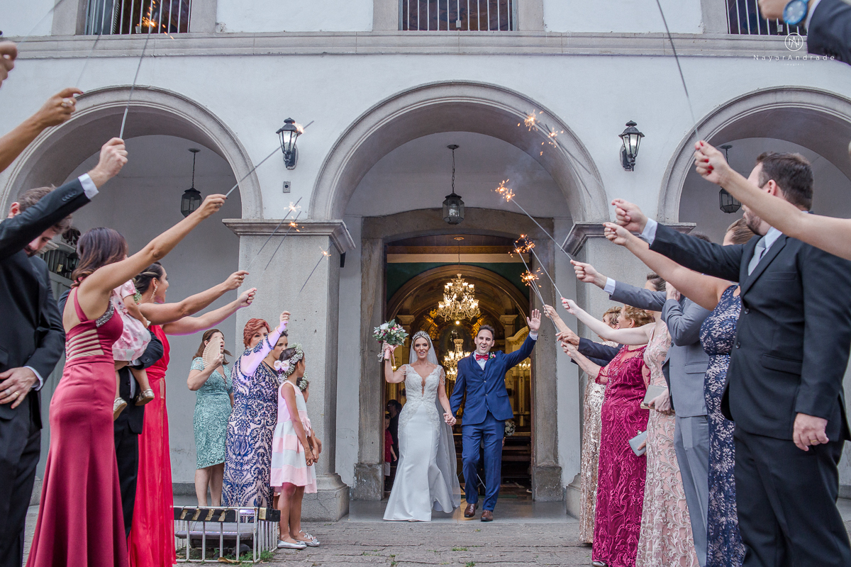 casamento catolico em santos na igreja santo antonio do valongo cerimonia classica noiva com matilha de quarto metros 