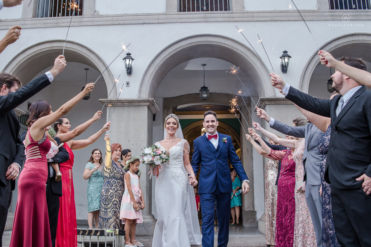 casamento catolico em santos na igreja santo antonio do valongo cerimonia classica noiva com matilha de quarto metros 