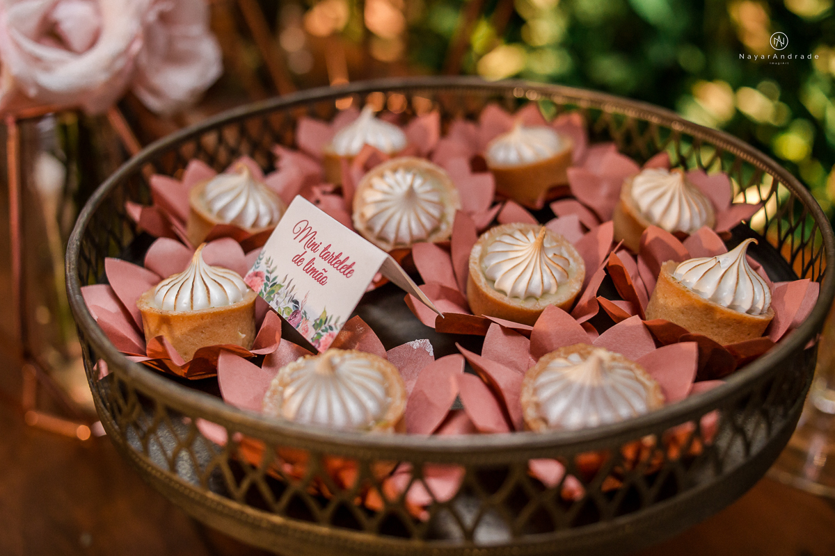 Doces da la brigoderia em santos doces finos CAsamento em santos na igreja santo antonio do valongo cerimonia classica noiva com matilha de quarto metros 