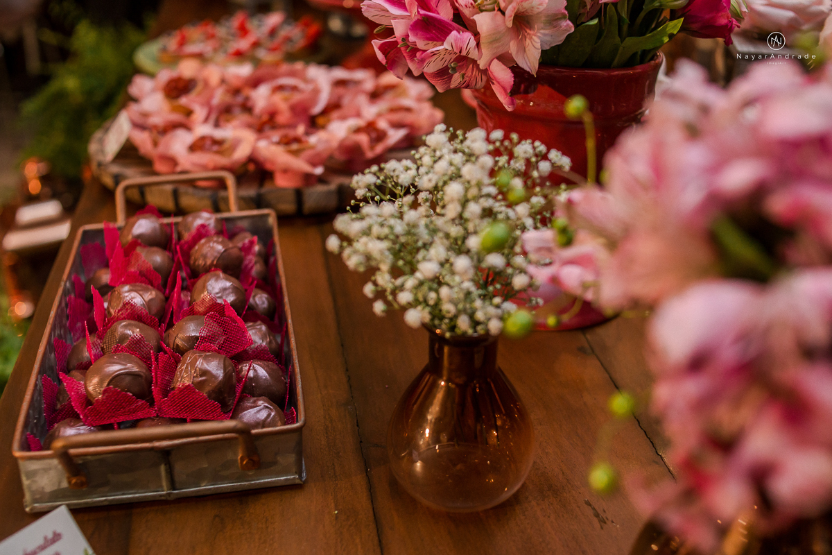 Doces da la brigoderia em santos doces finos CAsamento em santos na igreja santo antonio do valongo cerimonia classica noiva com matilha de quarto metros 