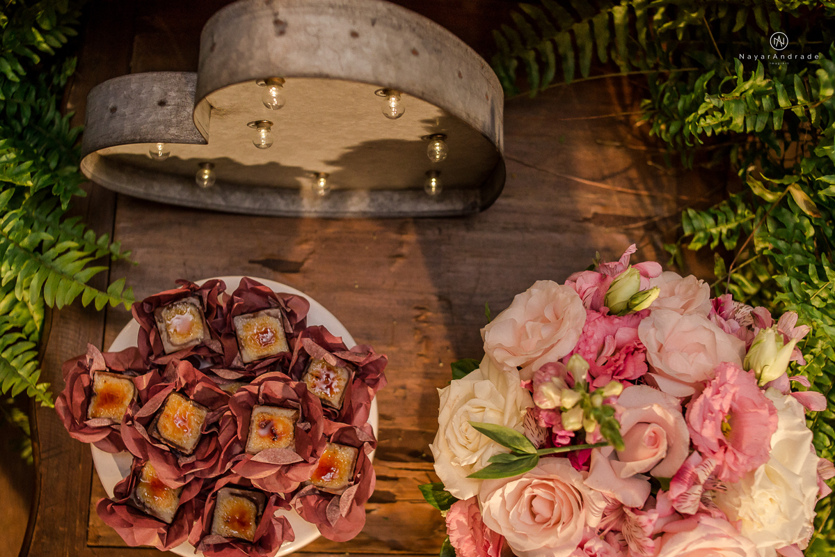 Doces da la brigoderia em santos doces finos CAsamento em santos na igreja santo antonio do valongo cerimonia classica noiva com matilha de quarto metros 