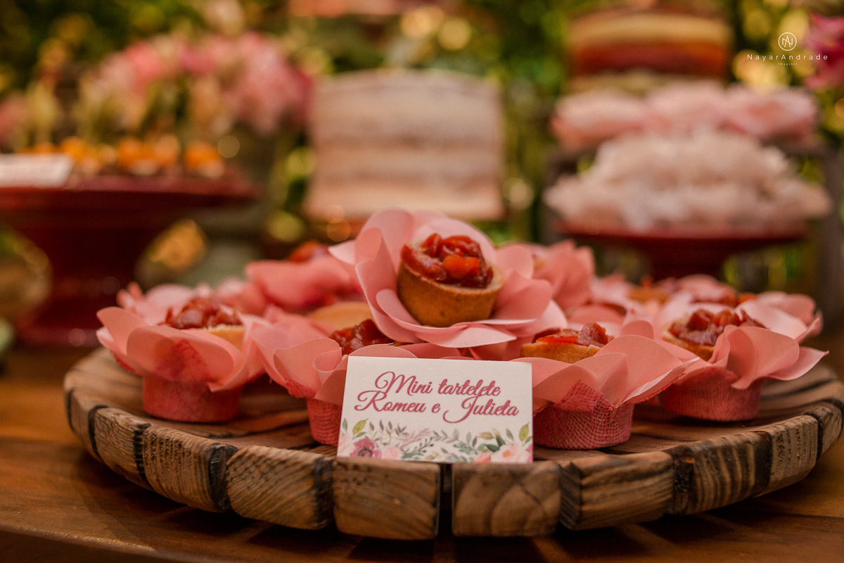 Doces da la brigoderia em santos doces finos CAsamento em santos na igreja santo antonio do valongo cerimonia classica noiva com matilha de quarto metros 