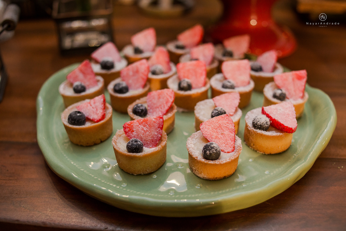 Doces da la brigoderia em santos doces finos CAsamento em santos na igreja santo antonio do valongo cerimonia classica noiva com matilha de quarto metros 
