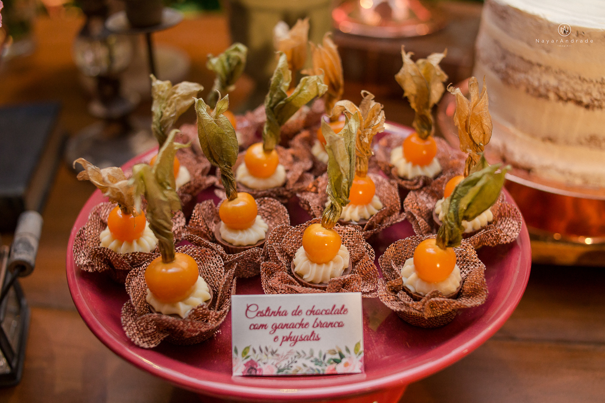 Doces da la brigoderia em santos doces finos CAsamento em santos na igreja santo antonio do valongo cerimonia classica noiva com matilha de quarto metros 