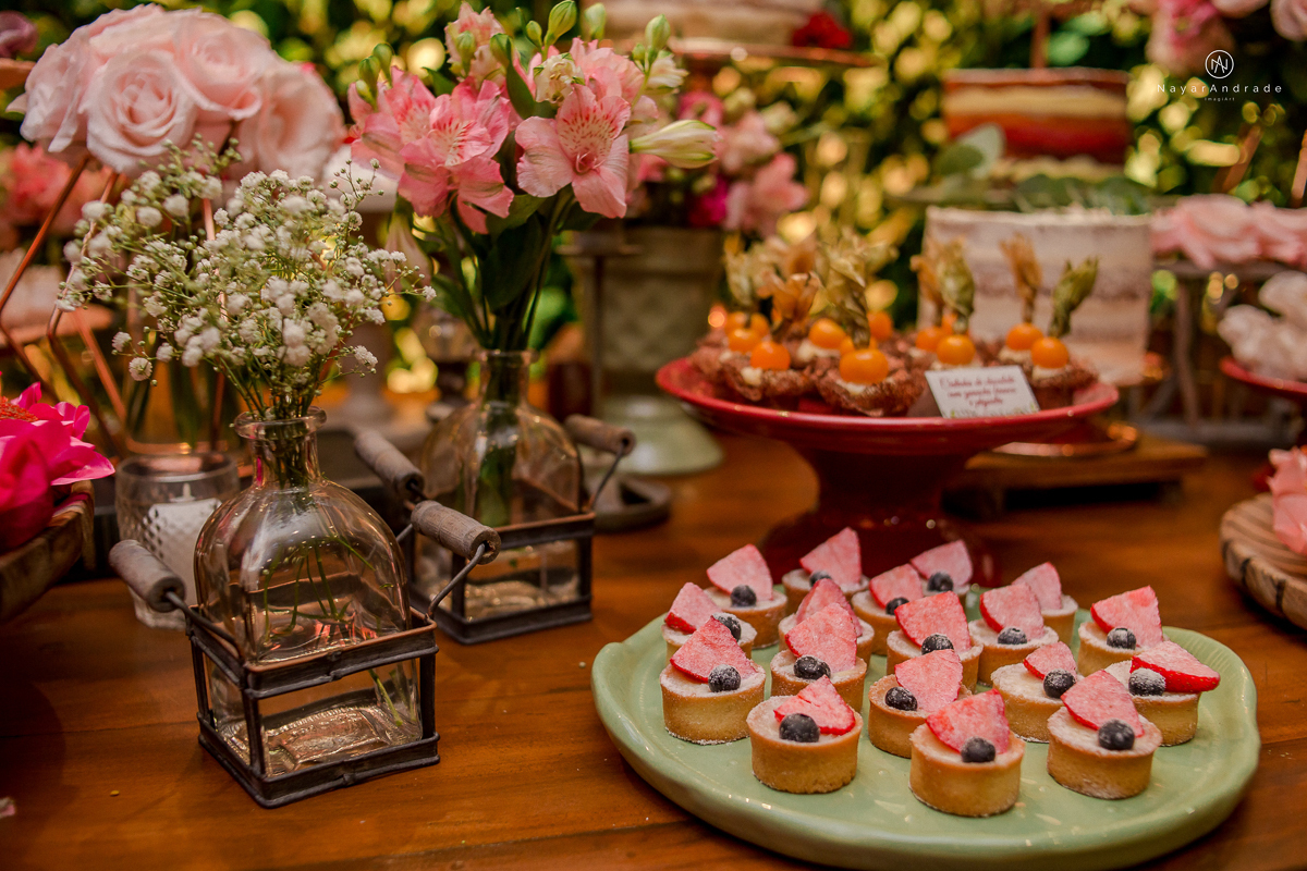 Doces da la brigoderia em santos doces finos CAsamento em santos na igreja santo antonio do valongo cerimonia classica noiva com matilha de quarto metros 