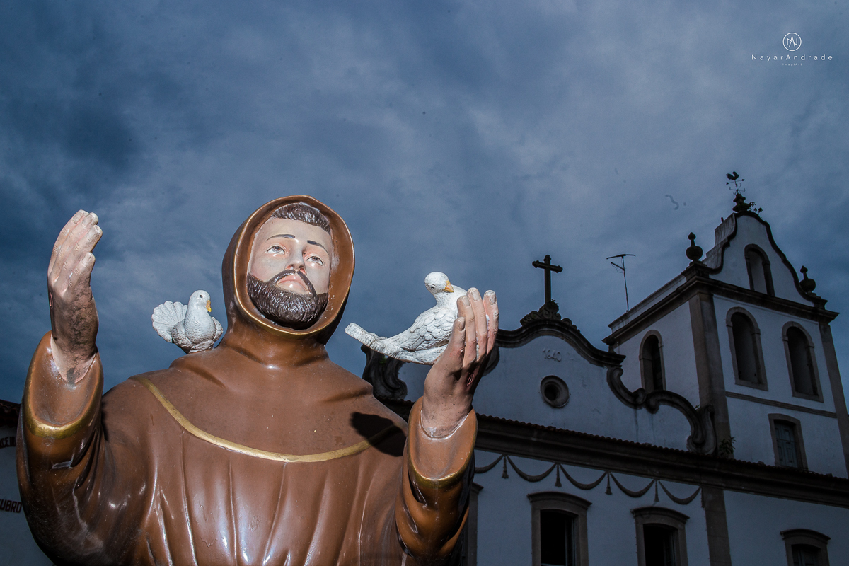 casamento catolico em santos na igreja santo antonio do valongo cerimonia classica noiva com matilha de quarto metros 