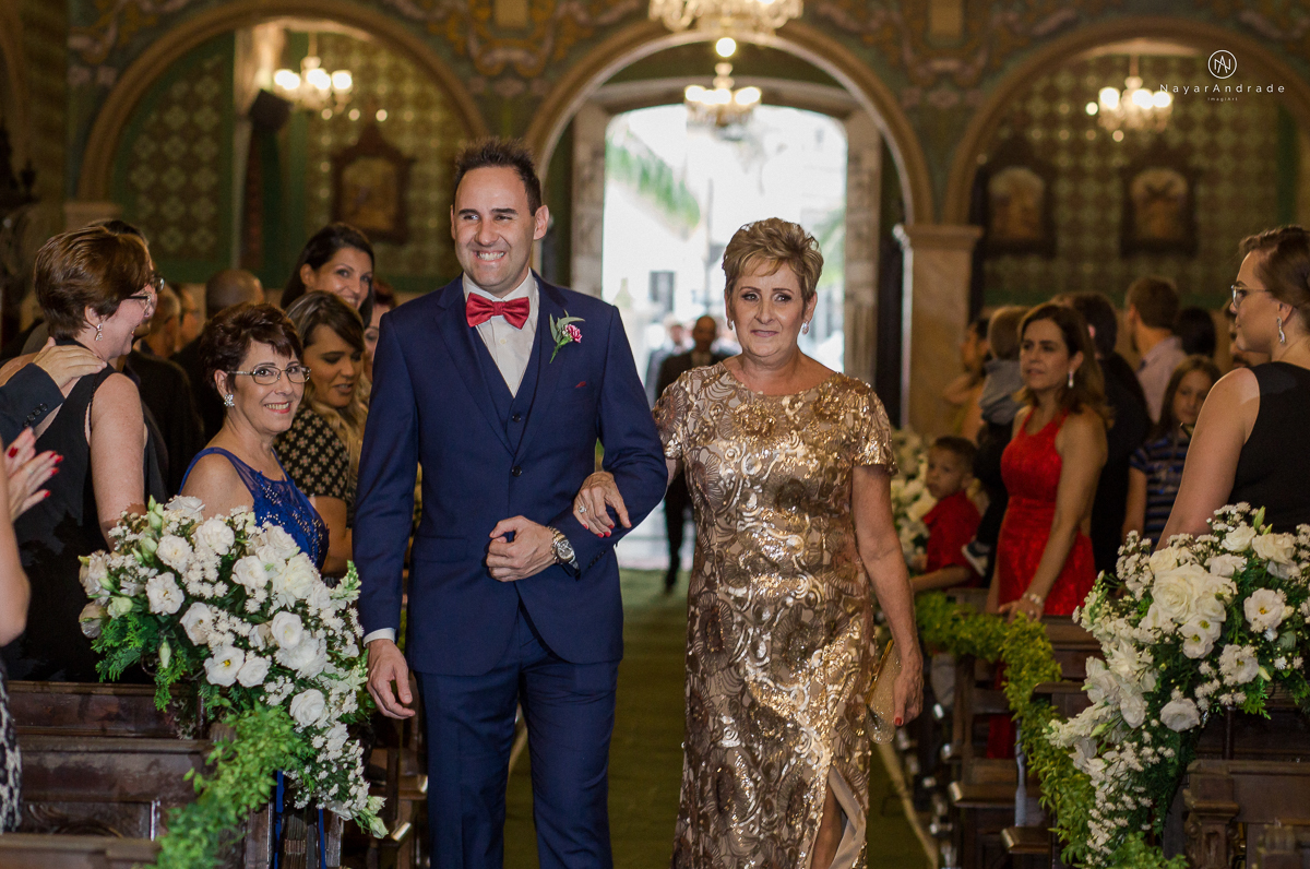 casamento catolico em santos na igreja santo antonio do valongo cerimonia classica noiva com matilha de quarto metros 