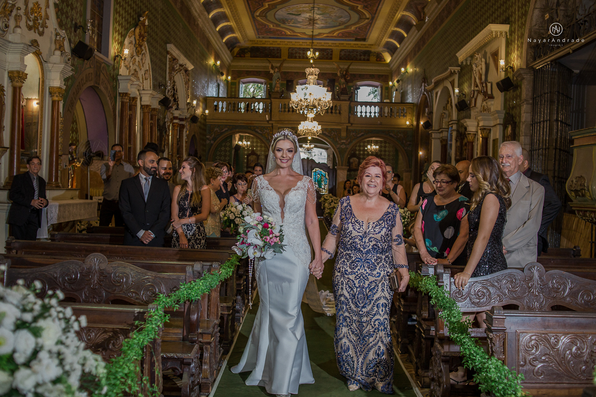 casamento catolico em santos na igreja santo antonio do valongo cerimonia classica noiva com matilha de quarto metros 
