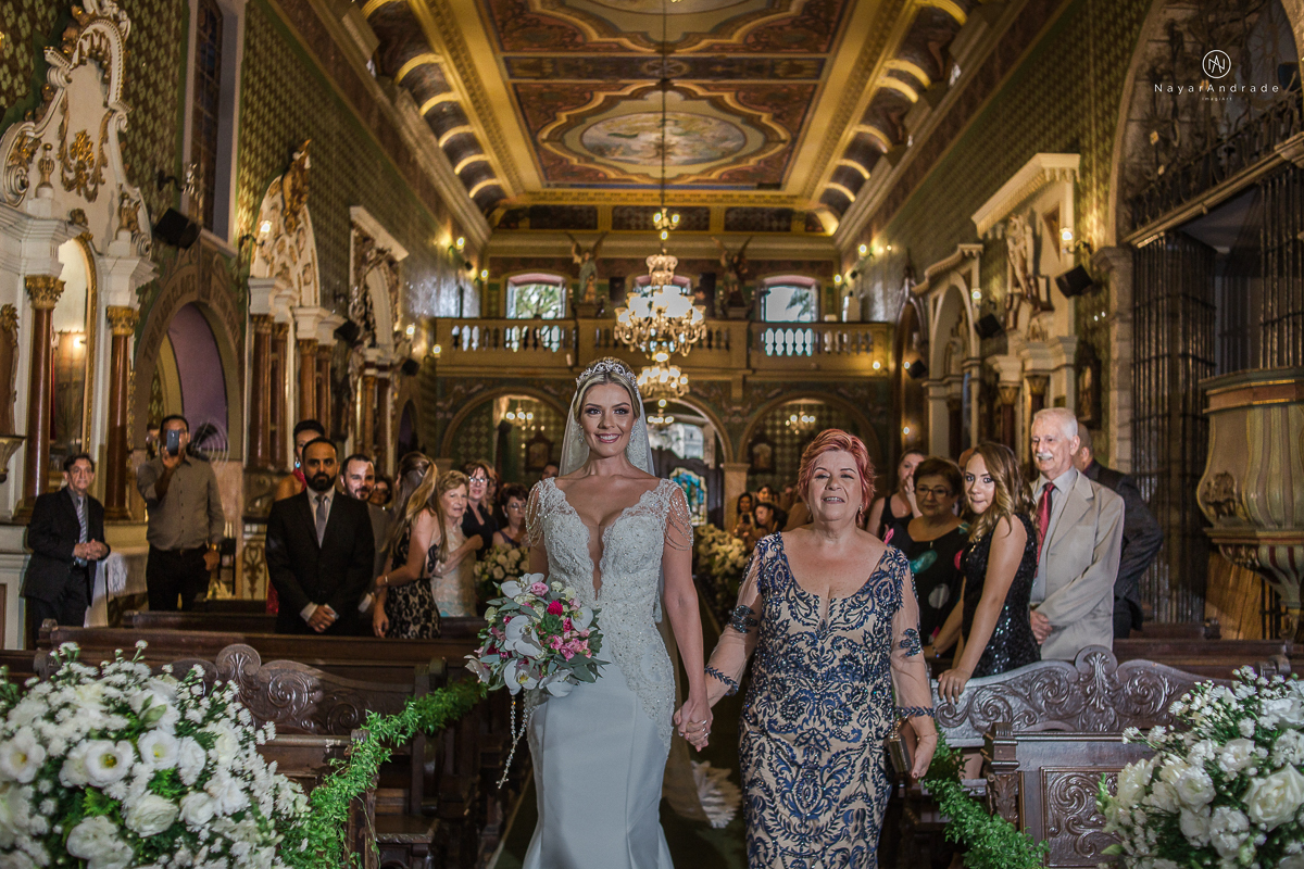 casamento catolico em santos na igreja santo antonio do valongo cerimonia classica noiva com matilha de quarto metros 