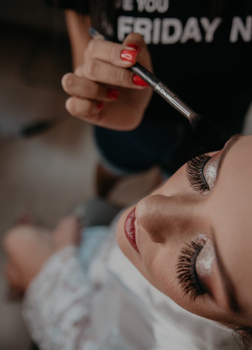 Making of de noiva feita por mariana assiss lounge mariana assis em cubatao casamento catolico em santos na igreja santo antonio do valongo cerimonia classica noiva com matilha de quarto metros 