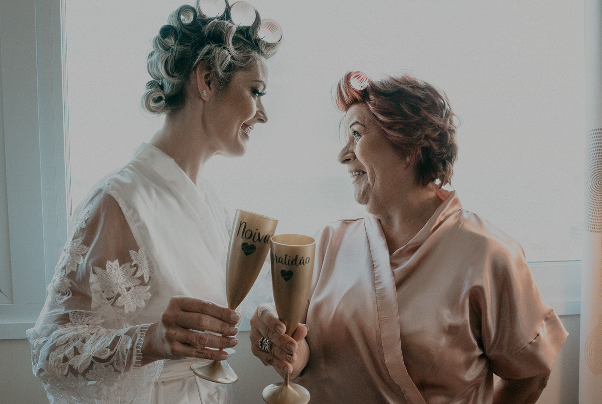 Making of de noiva feita por mariana assiss lounge mariana assis em cubatao casamento catolico em santos na igreja santo antonio do valongo cerimonia classica noiva com matilha de quarto metros 