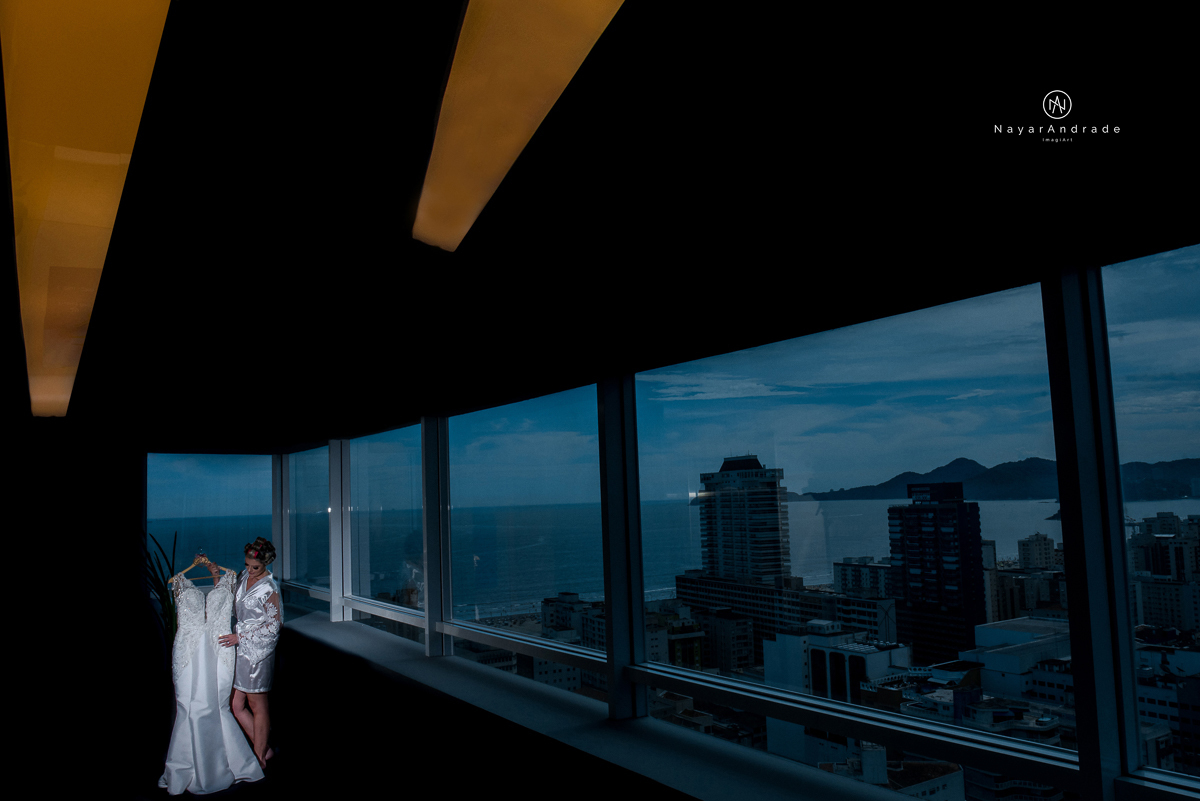 Making of de noiva feita por mariana assiss lounge mariana assis em cubatao casamento catolico em santos na igreja santo antonio do valongo cerimonia classica noiva com matilha de quarto metros 