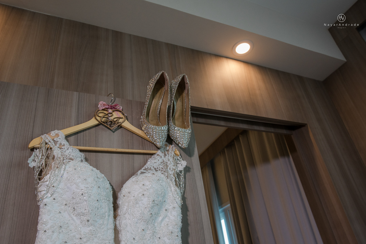 Making of de noiva feita por mariana assiss lounge mariana assis em cubatao casamento catolico em santos na igreja santo antonio do valongo cerimonia classica noiva com matilha de quarto metros 