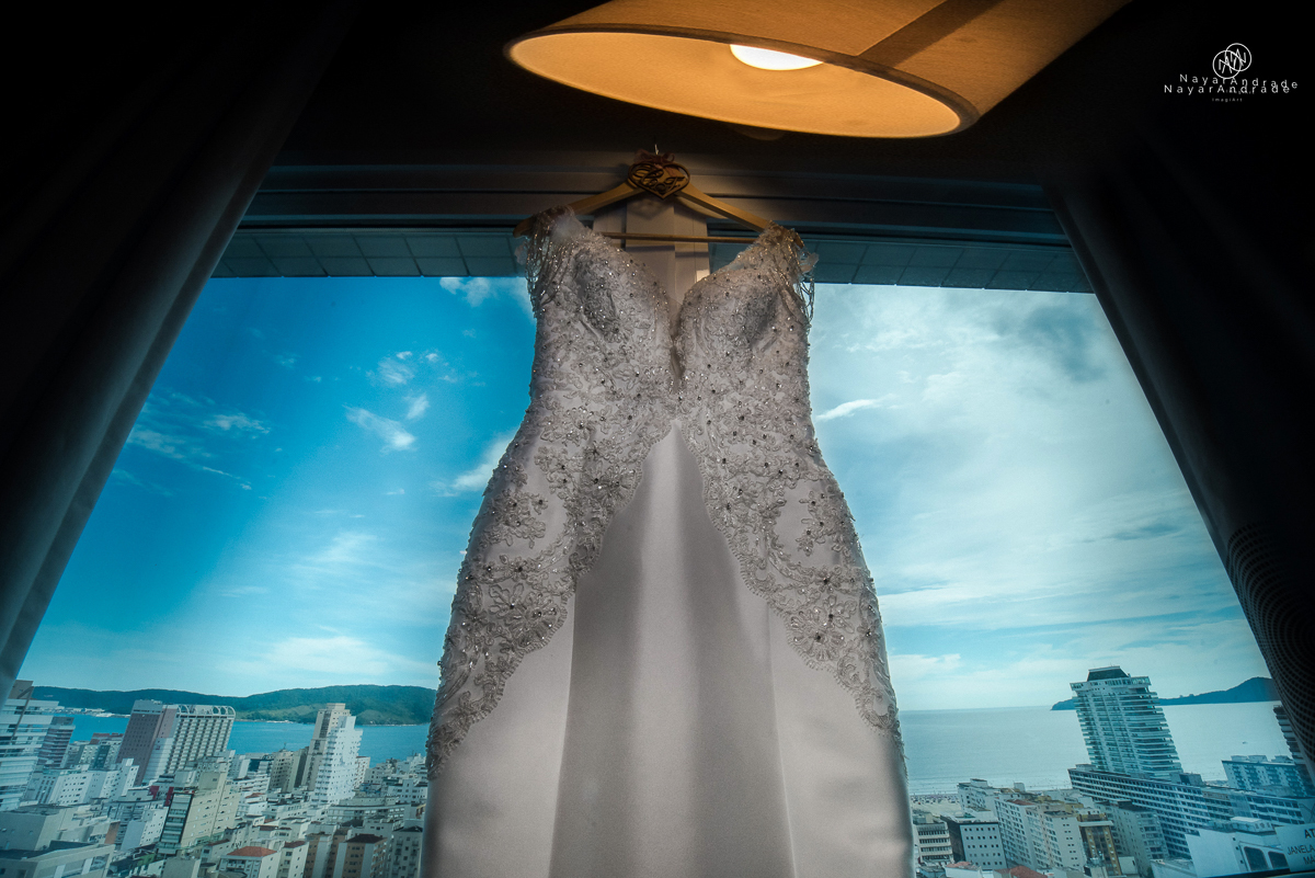 Making of de noiva feita por mariana assiss lounge mariana assis em cubatao casamento catolico em santos na igreja santo antonio do valongo cerimonia classica noiva com matilha de quarto metros 