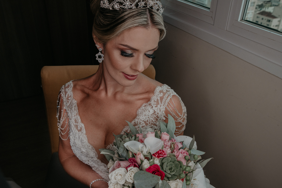 Making of de noiva feita por mariana assiss lounge mariana assis em cubatao casamento catolico em santos na igreja santo antonio do valongo cerimonia classica noiva com matilha de quarto metros 