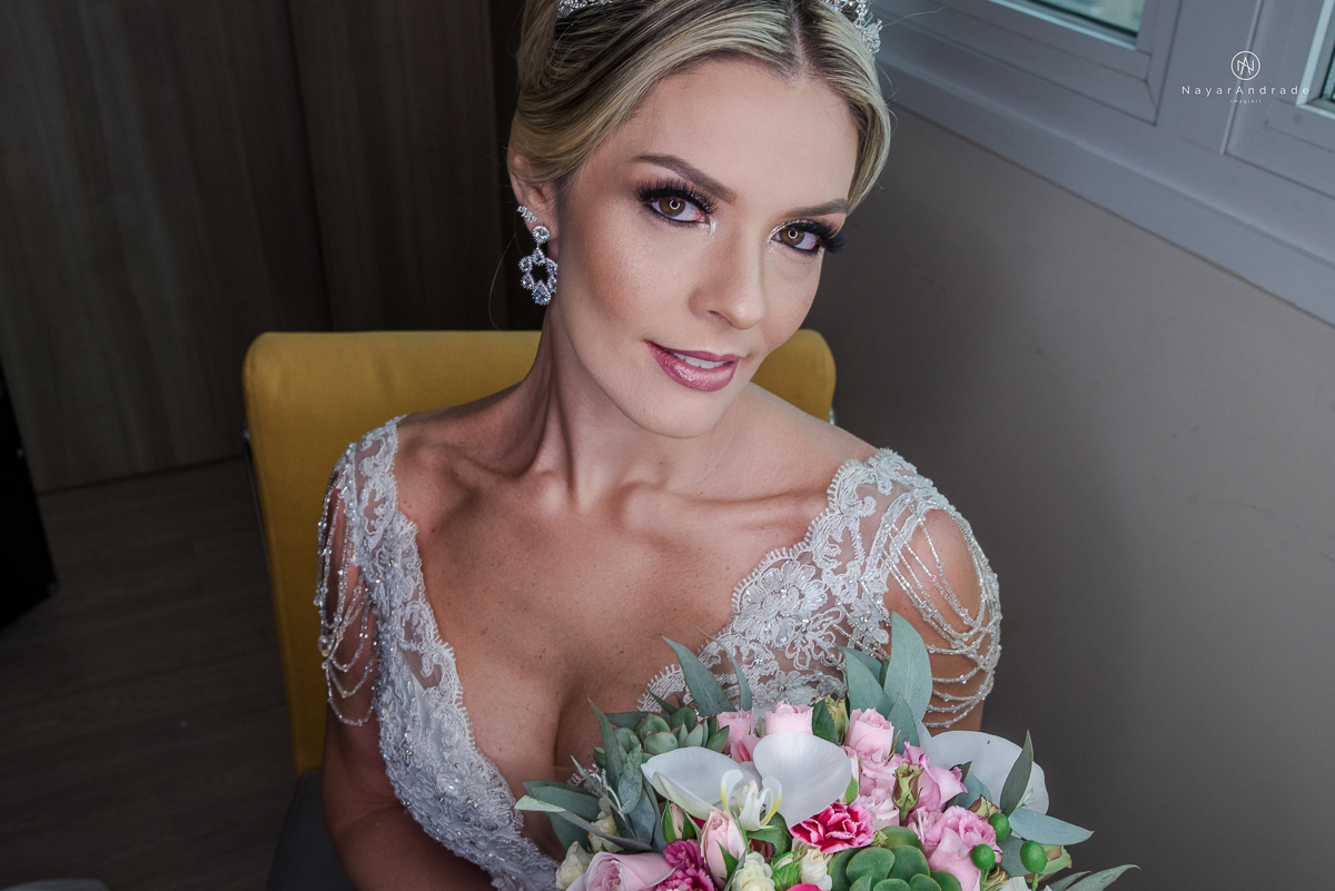 Making of de noiva feita por mariana assiss lounge mariana assis em cubatao casamento catolico em santos na igreja santo antonio do valongo cerimonia classica noiva com matilha de quarto metros 