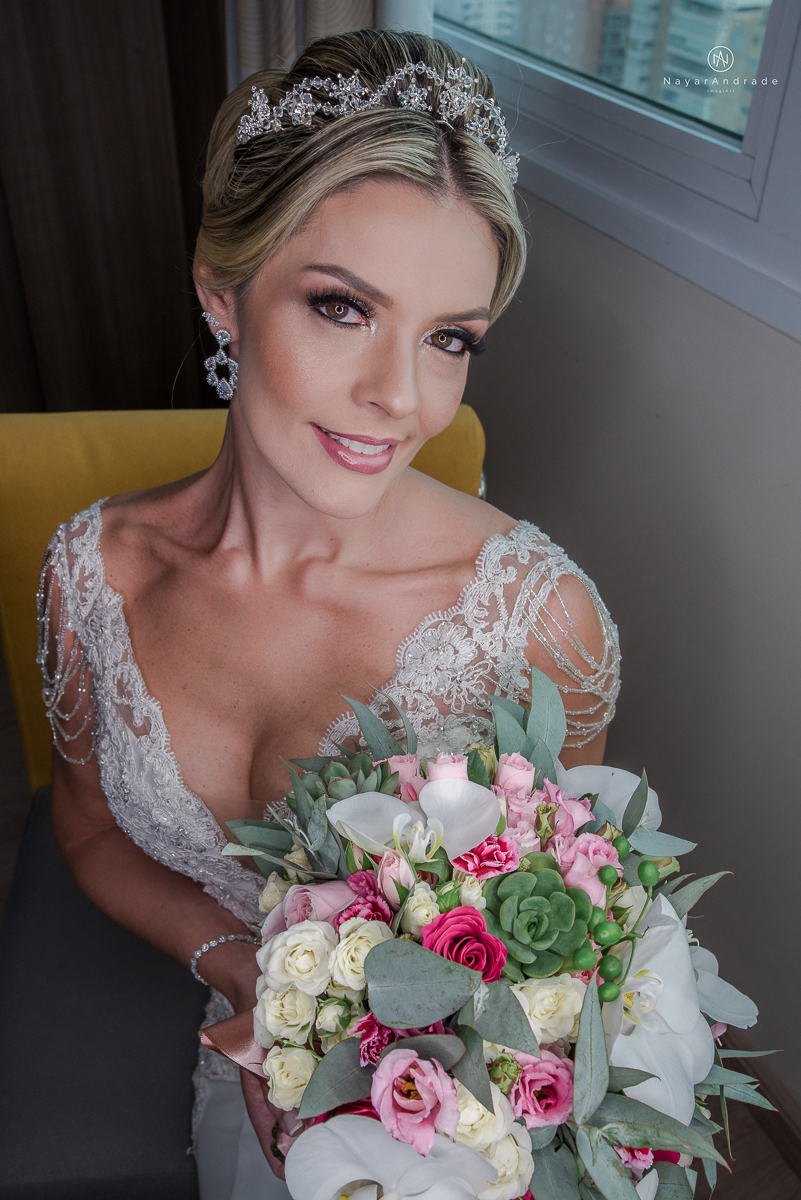 Making of de noiva feita por mariana assiss lounge mariana assis em cubatao casamento catolico em santos na igreja santo antonio do valongo cerimonia classica noiva com matilha de quarto metros 