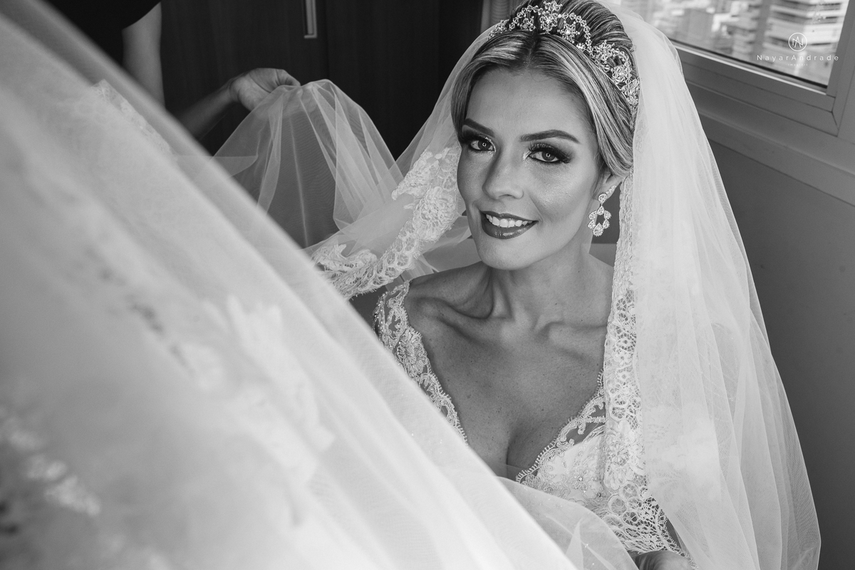 Making of de noiva feita por mariana assiss lounge mariana assis em cubatao casamento catolico em santos na igreja santo antonio do valongo cerimonia classica noiva com matilha de quarto metros 