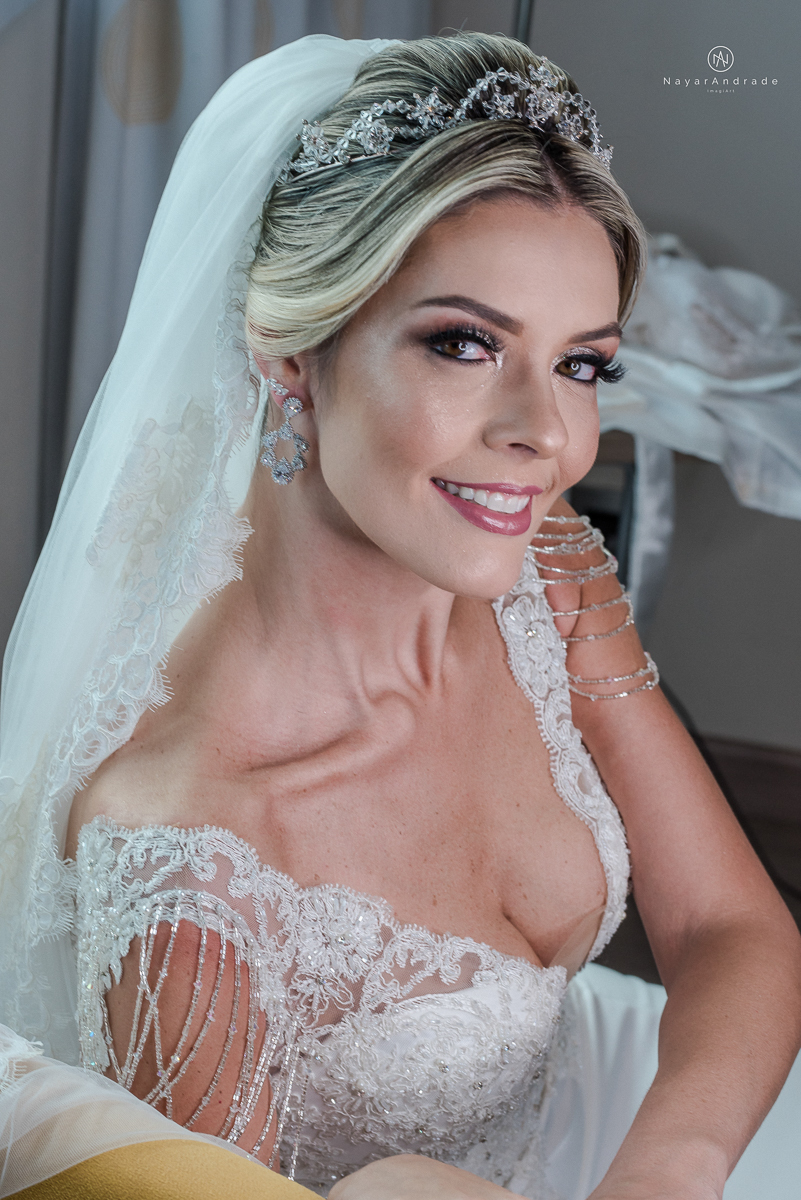 Making of de noiva feita por mariana assiss lounge mariana assis em cubatao casamento catolico em santos na igreja santo antonio do valongo cerimonia classica noiva com matilha de quarto metros 