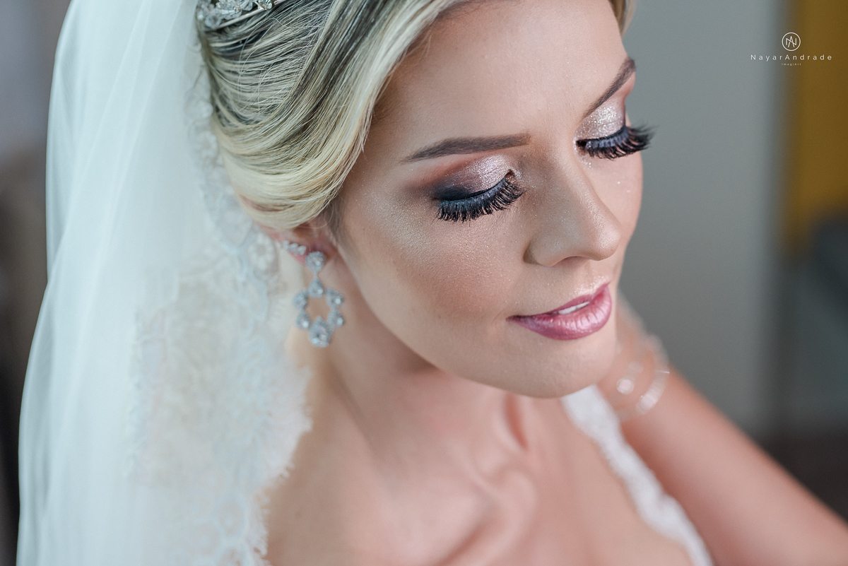 Making of de noiva feita por mariana assiss lounge mariana assis em cubatao casamento catolico em santos na igreja santo antonio do valongo cerimonia classica noiva com matilha de quarto metros 