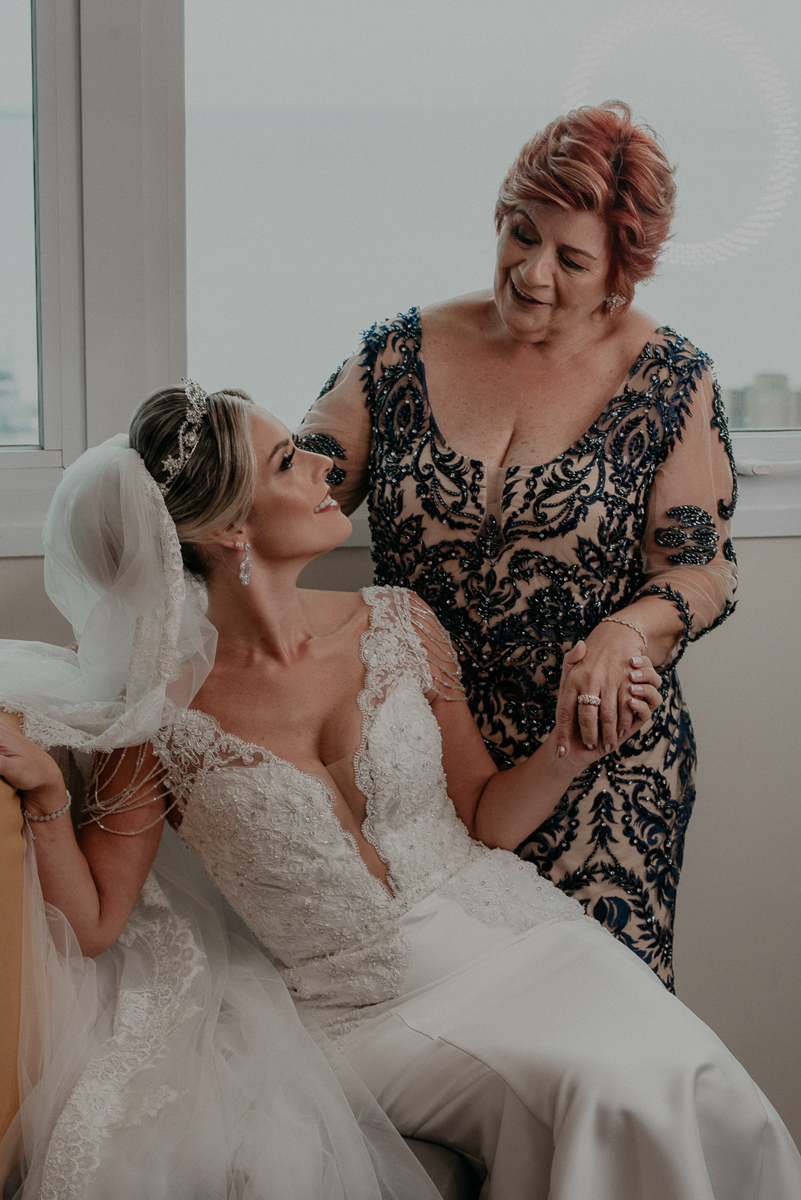 Making of de noiva feita por mariana assiss lounge mariana assis em cubatao casamento catolico em santos na igreja santo antonio do valongo cerimonia classica noiva com matilha de quarto metros 