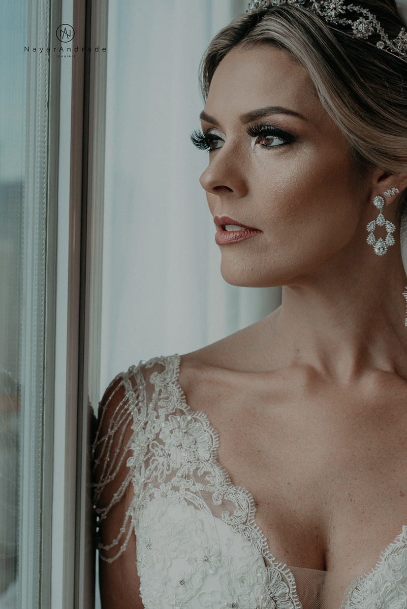 Making of de noiva feita por mariana assiss lounge mariana assis em cubatao casamento catolico em santos na igreja santo antonio do valongo cerimonia classica noiva com matilha de quarto metros 