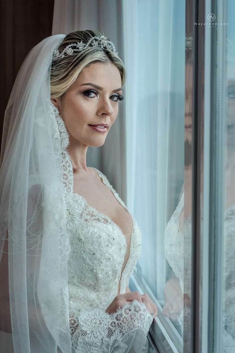 Making of de noiva feita por mariana assiss lounge mariana assis em cubatao casamento catolico em santos na igreja santo antonio do valongo cerimonia classica noiva com matilha de quarto metros 