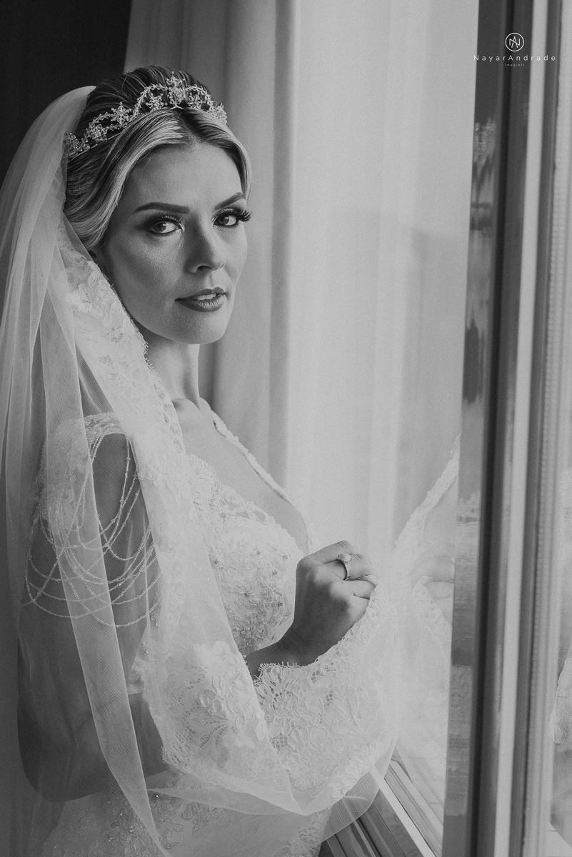 Making of de noiva feita por mariana assiss lounge mariana assis em cubatao casamento catolico em santos na igreja santo antonio do valongo cerimonia classica noiva com matilha de quarto metros 