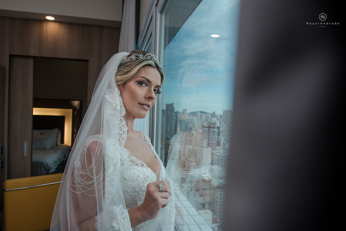 Making of de noiva feita por mariana assiss lounge mariana assis em cubatao casamento catolico em santos na igreja santo antonio do valongo cerimonia classica noiva com matilha de quarto metros 