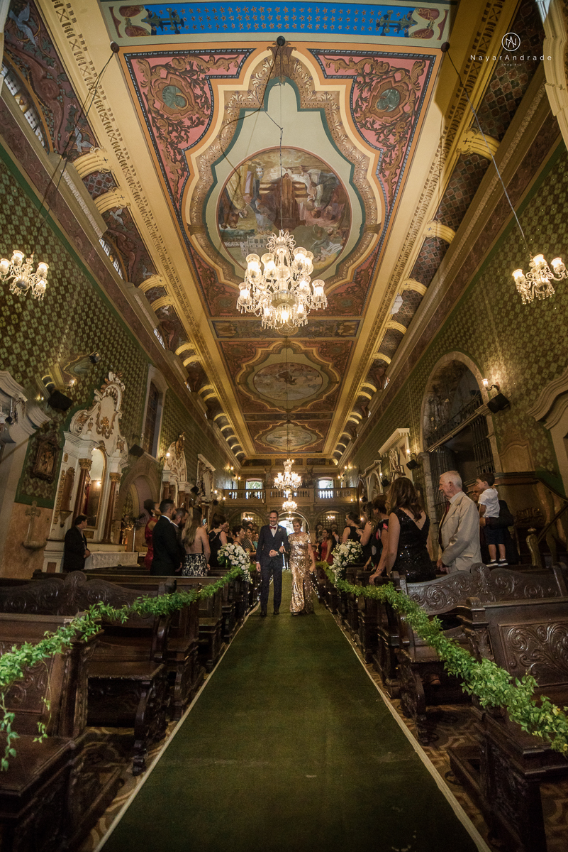 casamento catolico em santos na igreja santo antonio do valongo cerimonia classica noiva com matilha de quarto metros 