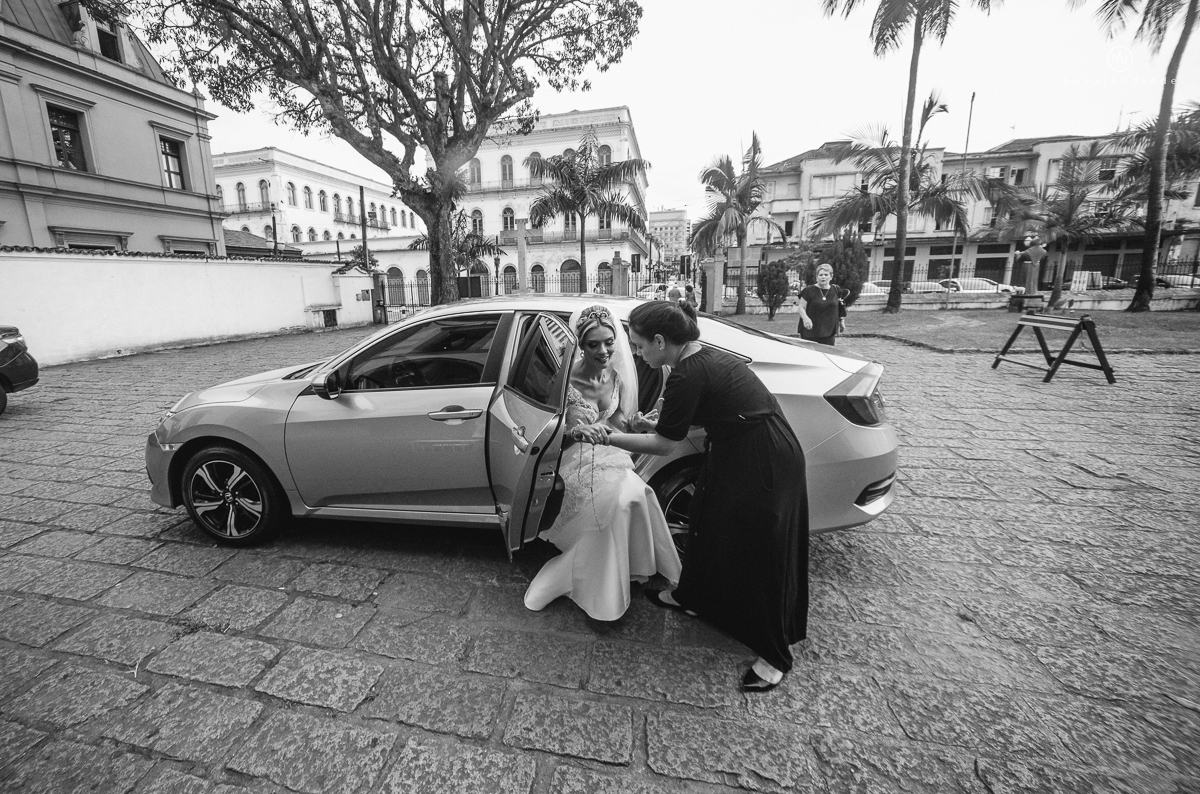 casamento catolico em santos na igreja santo antonio do valongo cerimonia classica noiva com matilha de quarto metros 