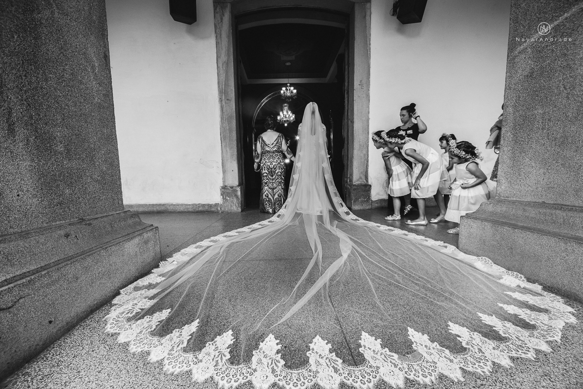 casamento catolico em santos na igreja santo antonio do valongo cerimonia classica noiva com matilha de quarto metros 