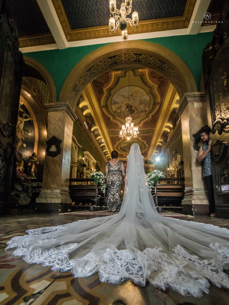 casamento catolico em santos na igreja santo antonio do valongo cerimonia classica noiva com matilha de quarto metros 